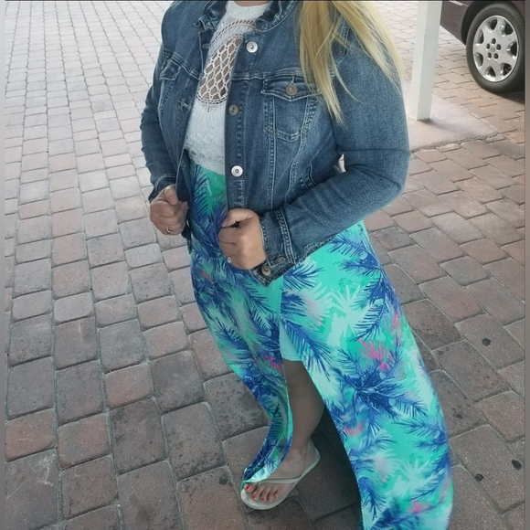 White Lace Halter Top with Tropical Print Skirt - Picture 6 of 6